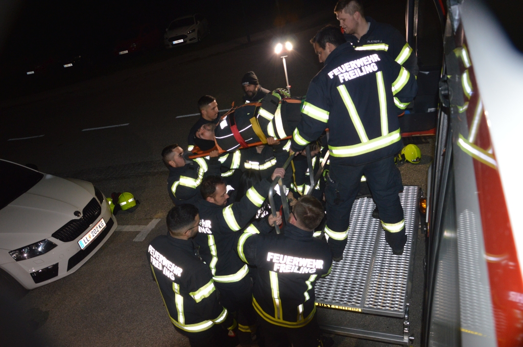 Freiwillige Feuerwehr Freiling Übung Menschenrettung aus LKW